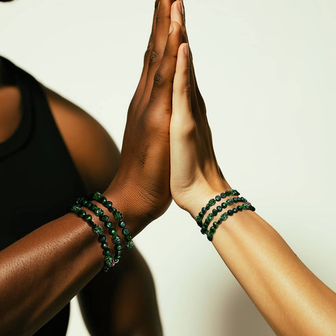 Smaragdkrone | 925er Sterlingsilber | Armband mit grünem Süßwasserperlen- und Glühwürmchen-Glas-Totenkopf