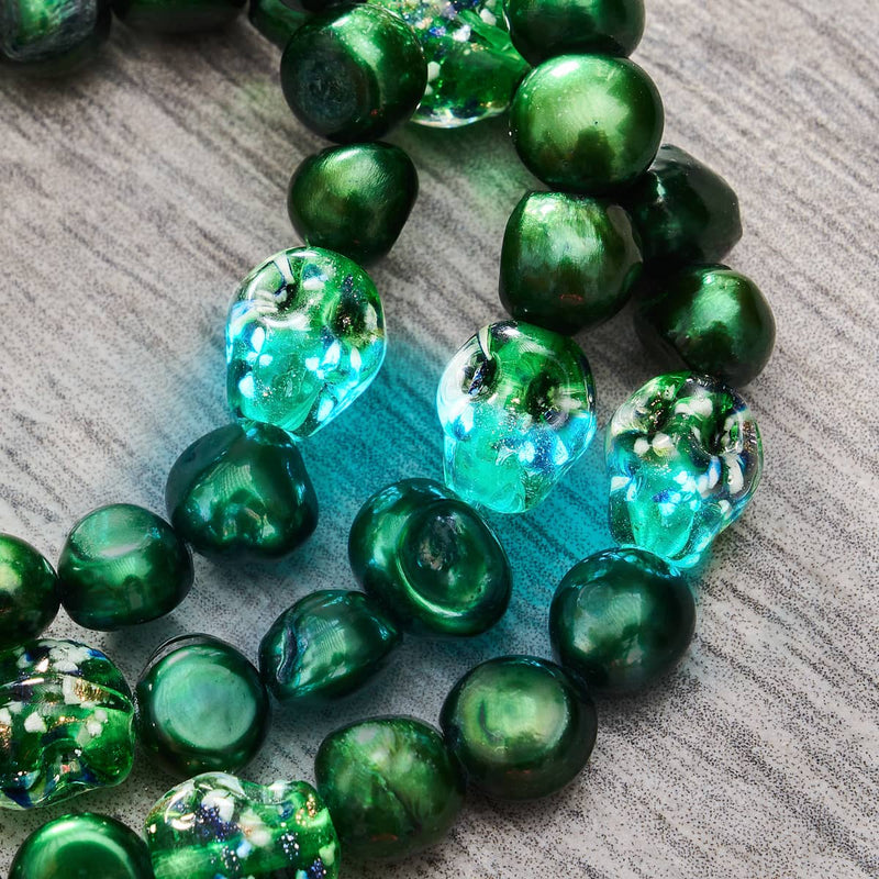 Smaragdkrone | 925er Sterlingsilber | Armband mit grünem Süßwasserperlen- und Glühwürmchen-Glas-Totenkopf