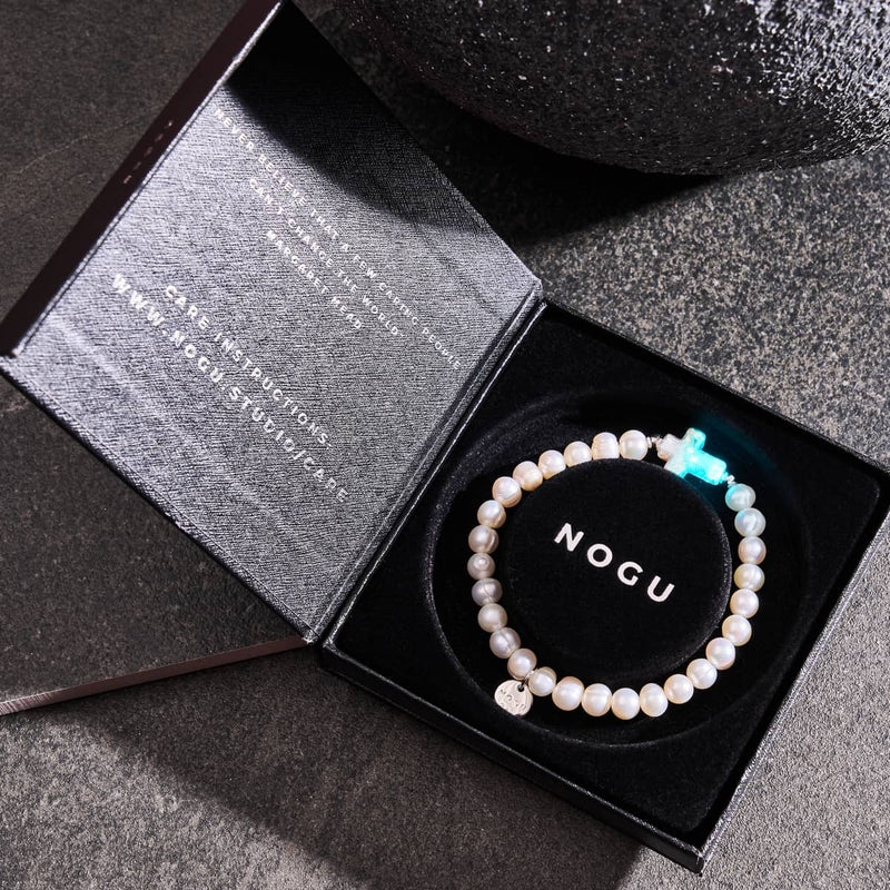 St. Amanda | 925er Sterlingsilber | Alabaster-Glühwürmchenglas x Elfenbein-Süßwasserperlen-Kreuzarmband