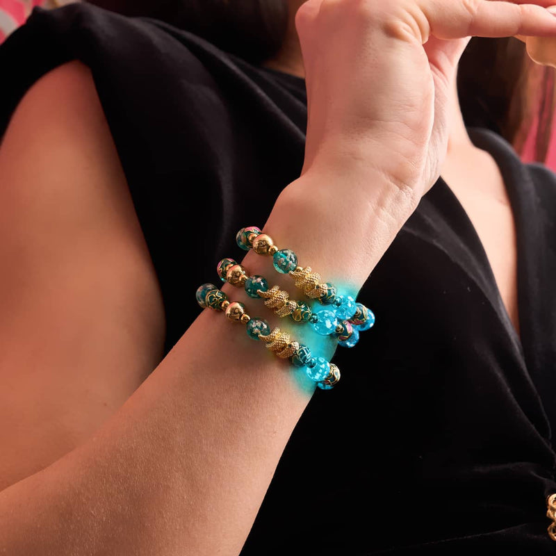 Seedrache | Emaillierter Lotus | Blaugrünes Glühwürmchen-Glasschlangenarmband