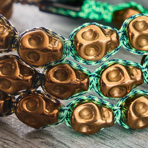 Bronzene Verzauberung | Bronzene Totenköpfe x Schwarzes GloWeave | Makramee-Armband