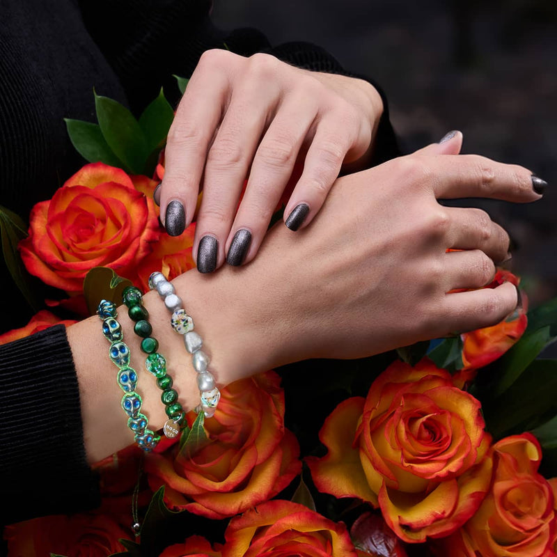 Smaragdkrone | 925er Sterlingsilber | Armband mit grünem Süßwasserperlen- und Glühwürmchen-Glas-Totenkopf