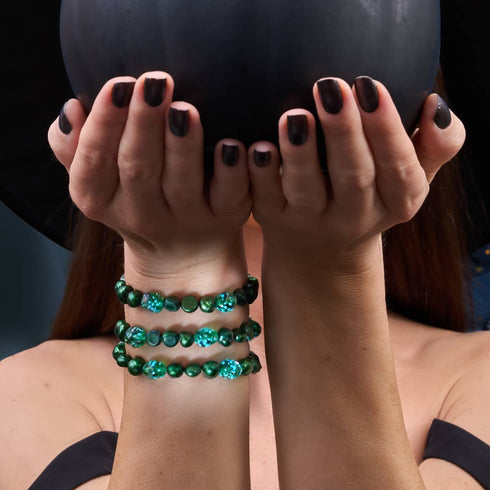 Smaragdkrone | 925er Sterlingsilber | Armband mit grünem Süßwasserperlen- und Glühwürmchen-Glas-Totenkopf