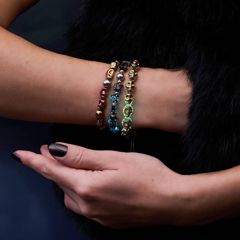 Grabmal des Midas | Goldene Totenköpfe x Schwarzes GloWeave | Makramee-Armband