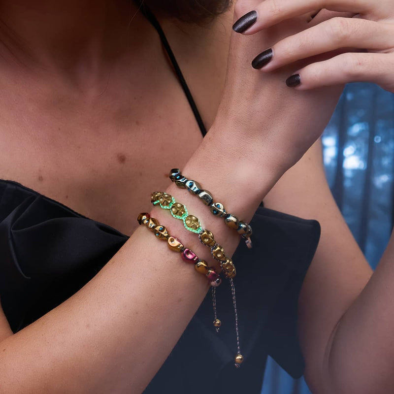 Grabmal des Midas | Goldene Totenköpfe x Schwarzes GloWeave | Makramee-Armband