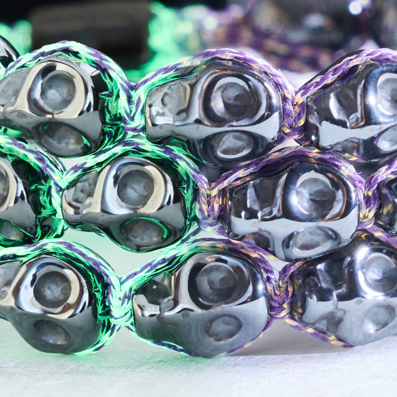 Hexenstunde | Gunmetal Skulls x Violet GloWeave | Makramee-Armband