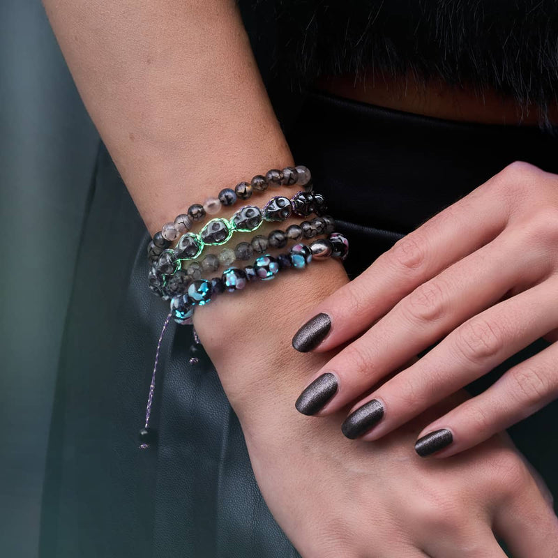 Hexenstunde | Gunmetal Skulls x Violet GloWeave | Makramee-Armband