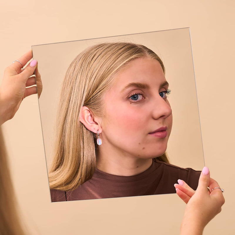 Regenbogenweiß | 925 Sterling Silber | Meerjungfrau Glaskiesel-Huggie-Ohrringe