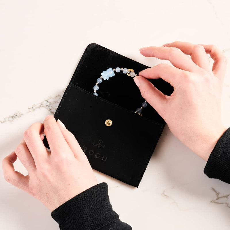 NOGU | Schwarze Reise-Clutch aus Mikro-Wildleder