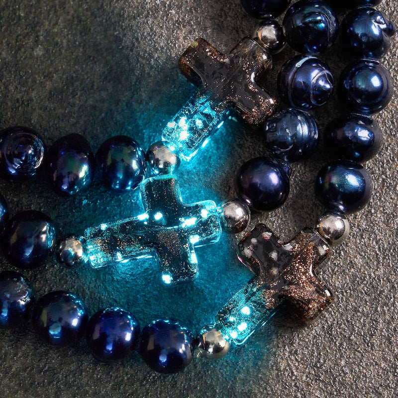 Jeanne d'Arc | 925er Sterlingsilber | Obsidian-Glühwürmchenglas x schwarzes Süßwasserperlen-Kreuzarmband