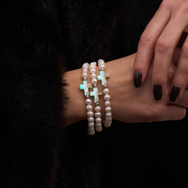 St. Amanda | 925er Sterlingsilber | Alabaster-Glühwürmchenglas x Elfenbein-Süßwasserperlen-Kreuzarmband