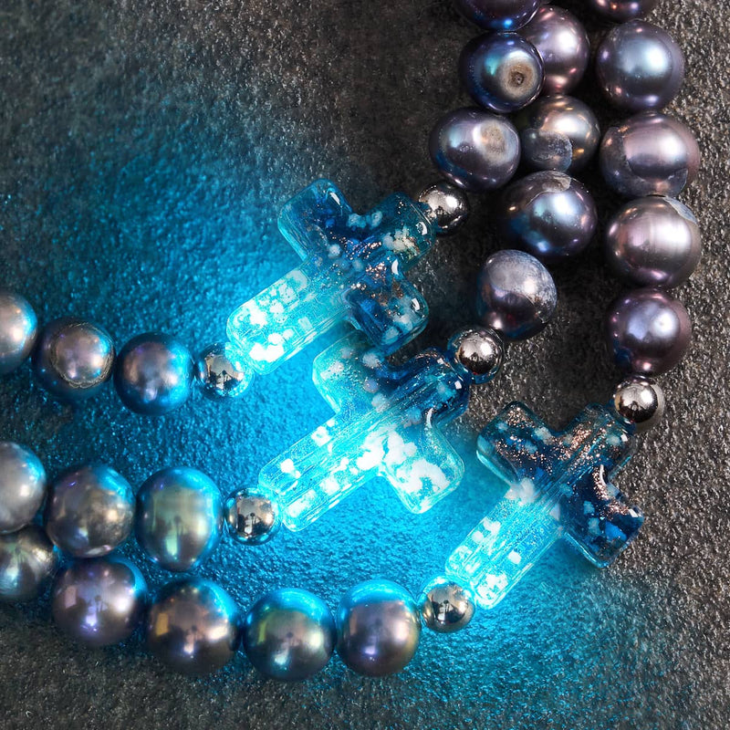 St. Ambrosia | 925er Sterlingsilber | Türkisfarbenes Glühwürmchenglas x holografisches Süßwasserperlen-Kreuzarmband