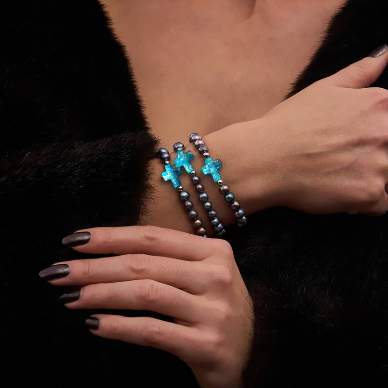 St. Ambrosia | 925er Sterlingsilber | Türkisfarbenes Glühwürmchenglas x holografisches Süßwasserperlen-Kreuzarmband