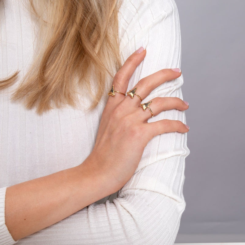 Haifischzahnring von Lauren Howe | 925 Sterling Gold Vermeil | Schwarzer Kristall