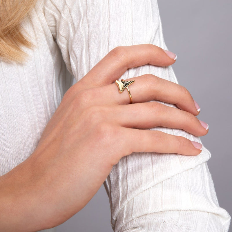 Haifischzahnring von Lauren Howe | 925 Sterling Gold Vermeil | Schwarzer Kristall