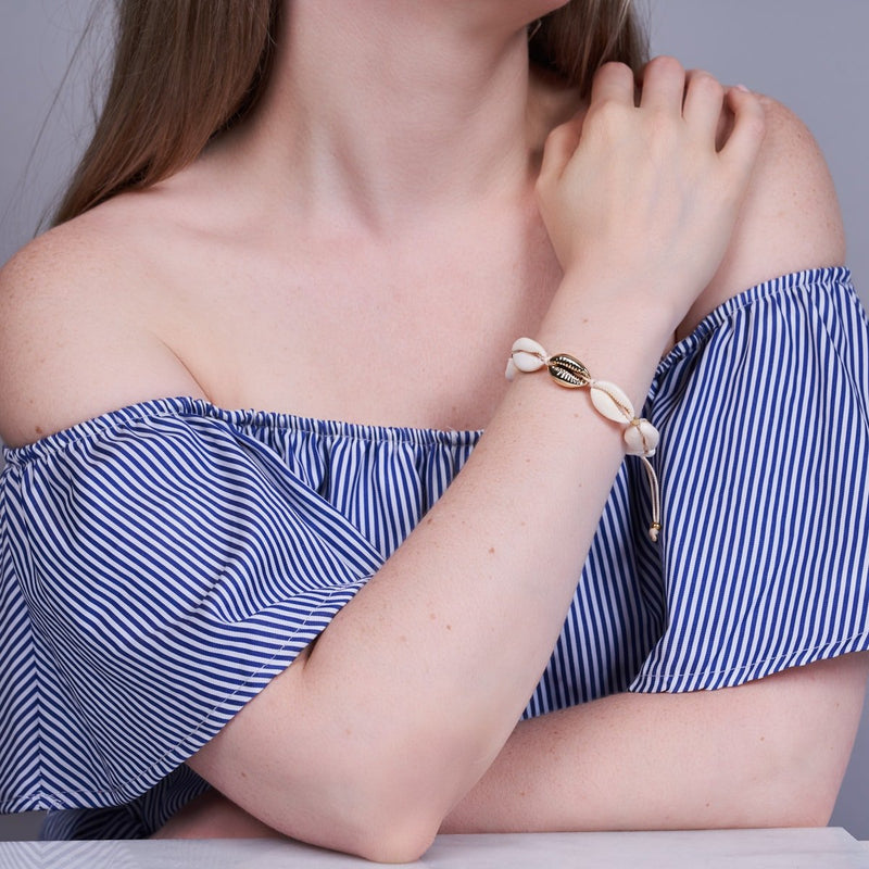 Natürliche Kauri-Muschel | Gold | Cremefarbenes Makramee-Armband