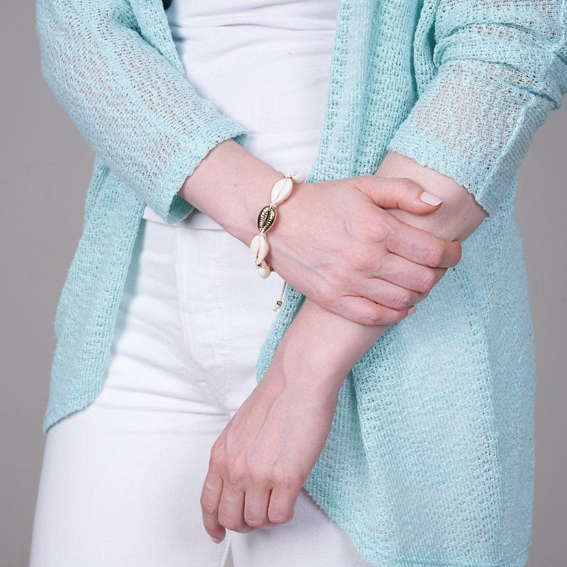 Natürliche Kauri-Muschel | Gold | Cremefarbenes Makramee-Armband