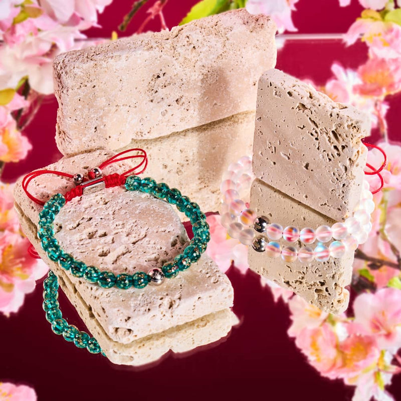 Mini-Armband aus blaugrünem Glühwürmchenglas mit roter Schnur