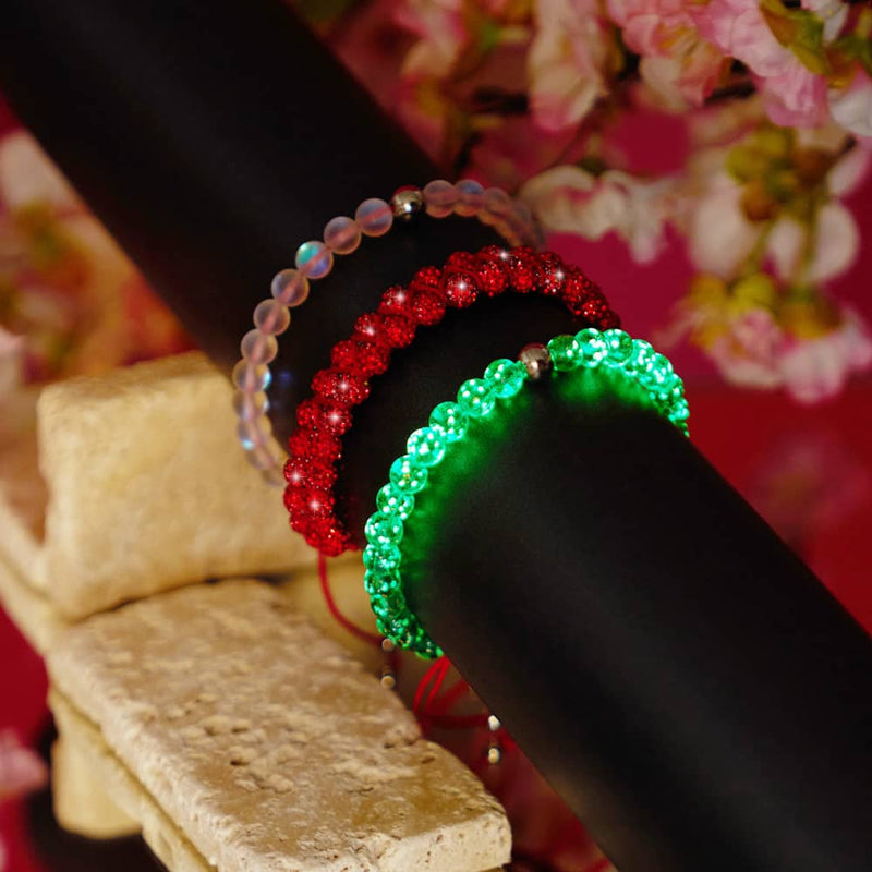 Mini-Armband aus blaugrünem Glühwürmchenglas mit roter Schnur