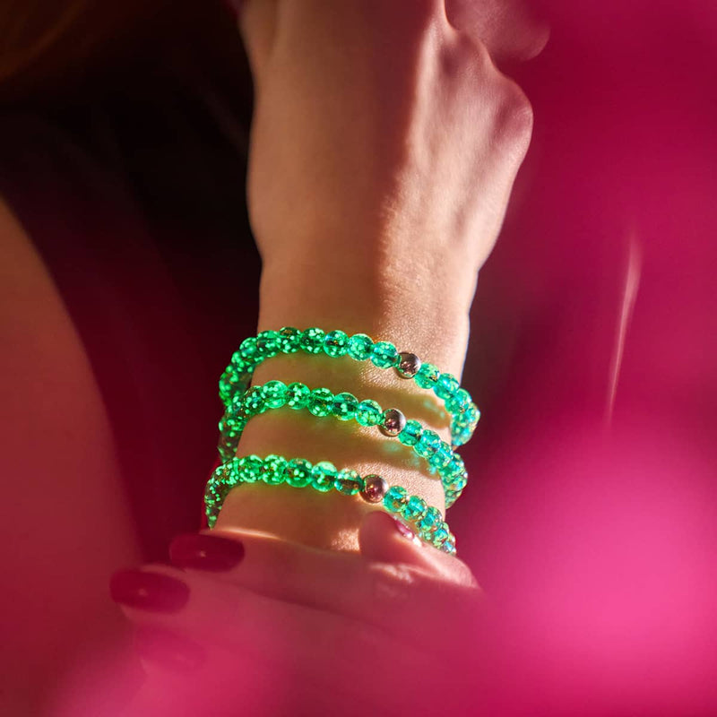 Mini-Armband aus blaugrünem Glühwürmchenglas mit roter Schnur