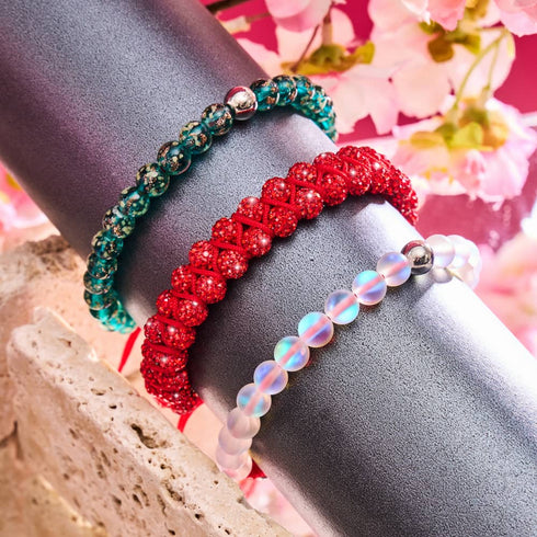 Mini-Armband aus blaugrünem Glühwürmchenglas mit roter Schnur