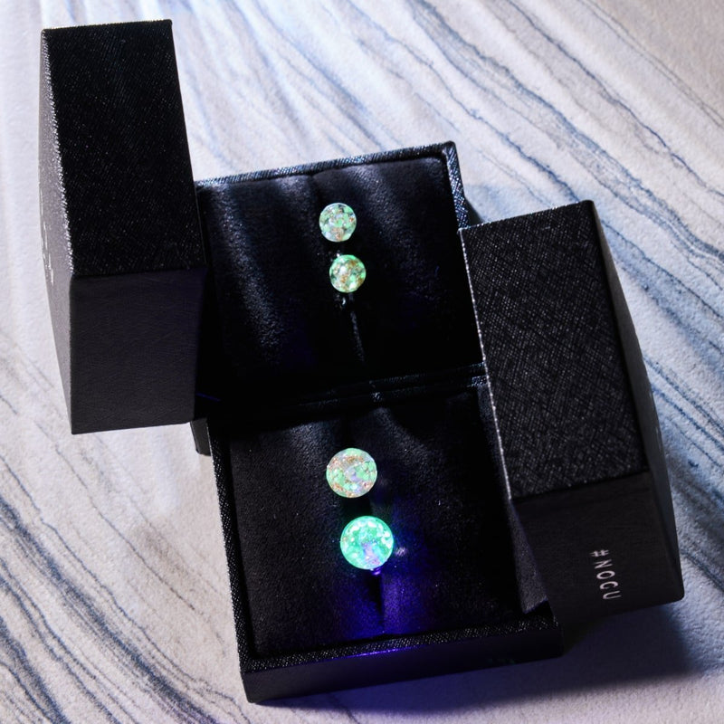 Alabaster | 925er Sterlingsilber | Mini-Glühwürmchen-Ohrstecker aus Glas