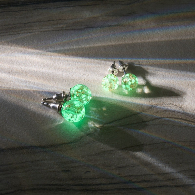 Alabaster | 925er Sterlingsilber | Mini-Glühwürmchen-Ohrstecker aus Glas