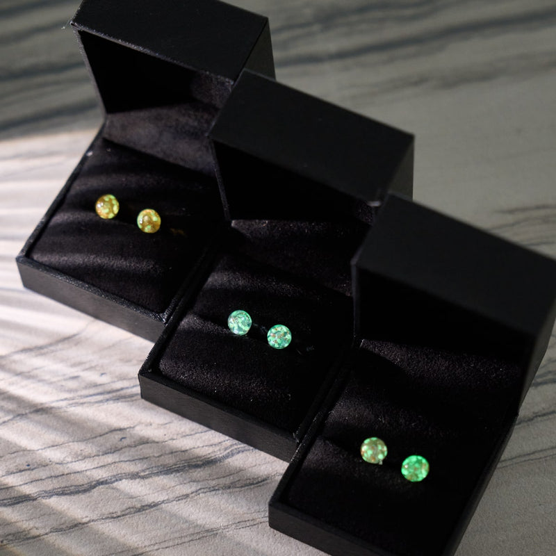 Arktisblau | 925er Sterlingsilber | Mini-Glühwürmchen-Ohrstecker aus Glas