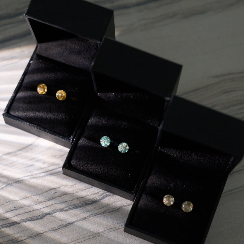 Arktisblau | 925er Sterlingsilber | Mini-Glühwürmchen-Ohrstecker aus Glas