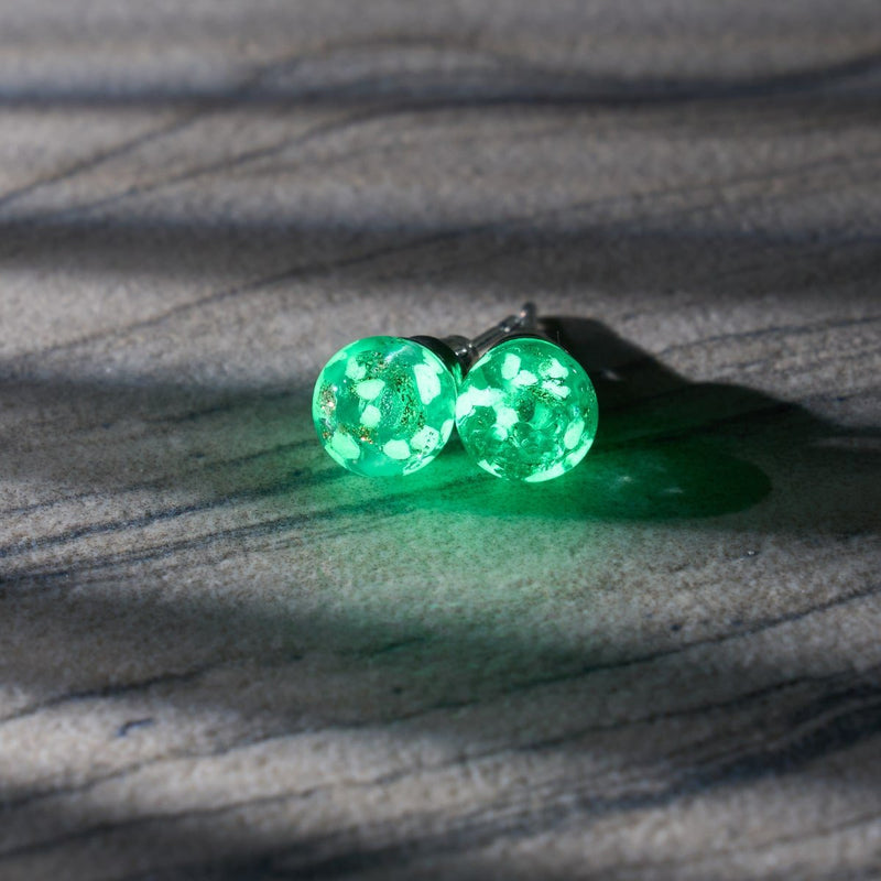 Arktisblau | 925er Sterlingsilber | Mini-Glühwürmchen-Ohrstecker aus Glas