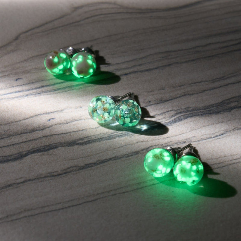 Arktisblau | 925er Sterlingsilber | Mini-Glühwürmchen-Ohrstecker aus Glas