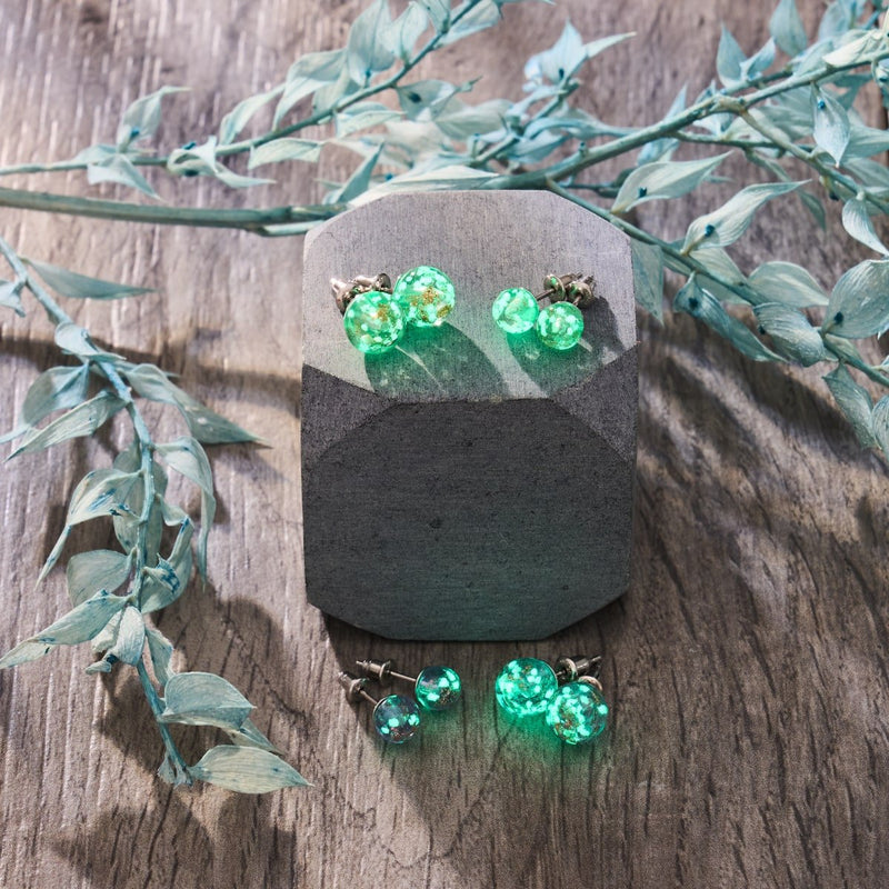 Immergrün | 925 Sterling Silber | Mini-Glühwürmchen-Ohrstecker aus Glas