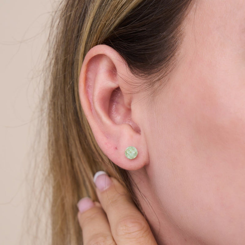 Immergrün | 925 Sterling Silber | Mini-Glühwürmchen-Ohrstecker aus Glas