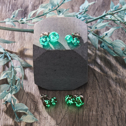 Indigo | 925er Sterlingsilber | Mini-Glühwürmchen-Ohrstecker aus Glas