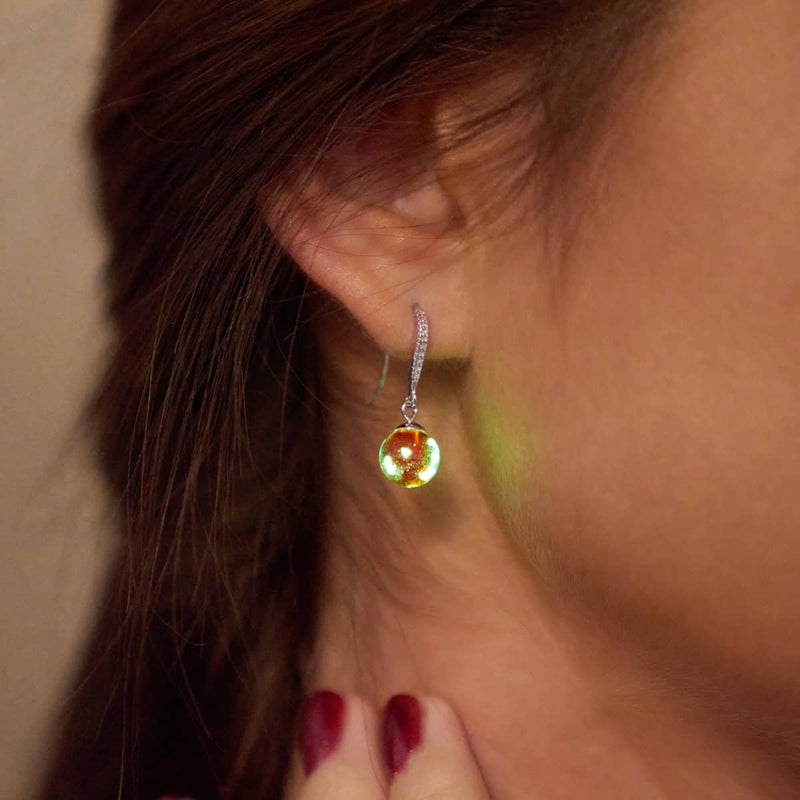 Rubin | 925er Sterlingsilber | Glühwürmchen-Glas-Huggie-Ohrringe