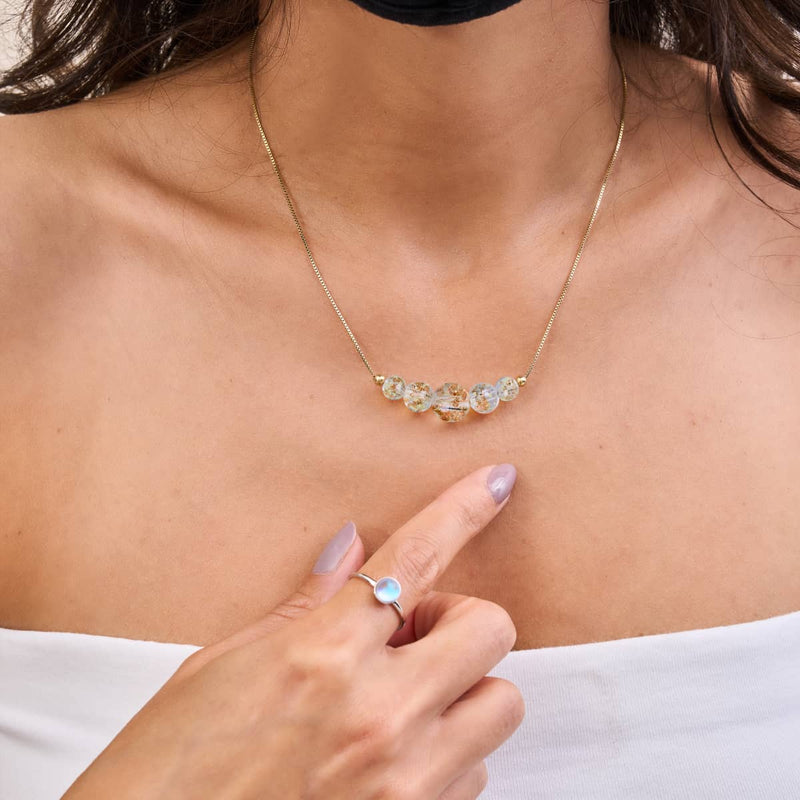 Alabaster | 925er Sterlinggold Vermeil | Glühwürmchen-Glas-Halskette mit Unendlichkeitsverschluss