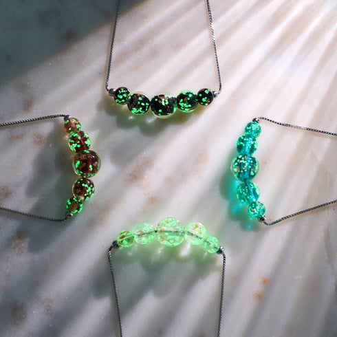 Alabaster | 925er Sterlinggold Vermeil | Glühwürmchen-Glas-Halskette mit Unendlichkeitsverschluss