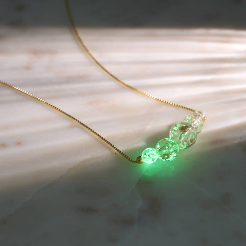Alabaster | 925er Sterlinggold Vermeil | Glühwürmchen-Glas-Halskette mit Unendlichkeitsverschluss