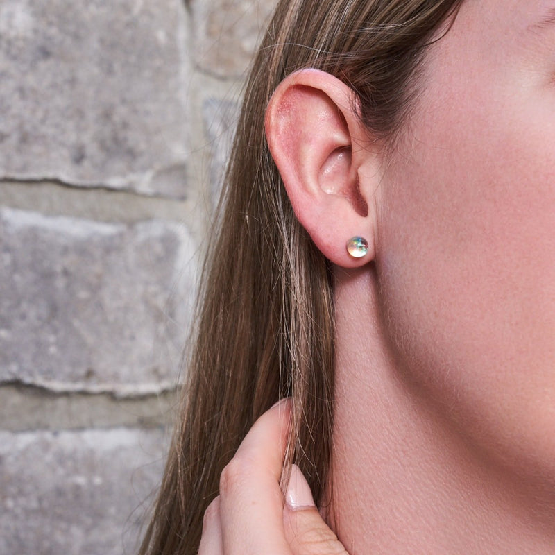 Regenbogen-Supernova | 925er Sterlingsilber | Mini-Ohrstecker aus Galaxieglas