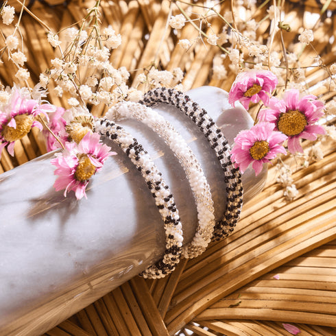 Schimmernde Salzebenen | Himalaya-Glasperlenarmband