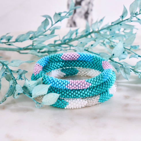 Wellen im Morgengrauen | Himalaya-Glasperlenarmband