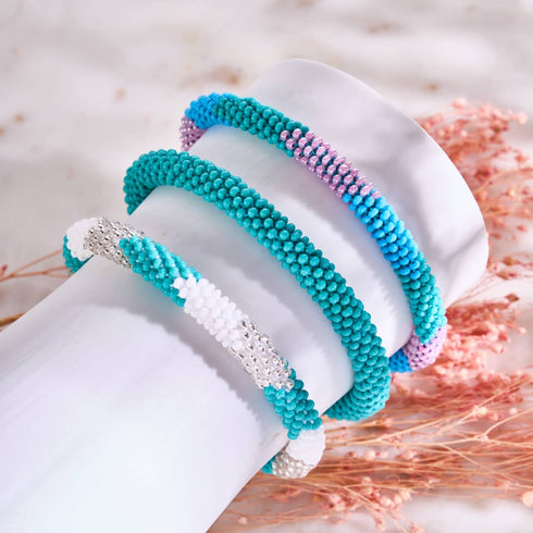 Wellen im Morgengrauen | Himalaya-Glasperlenarmband
