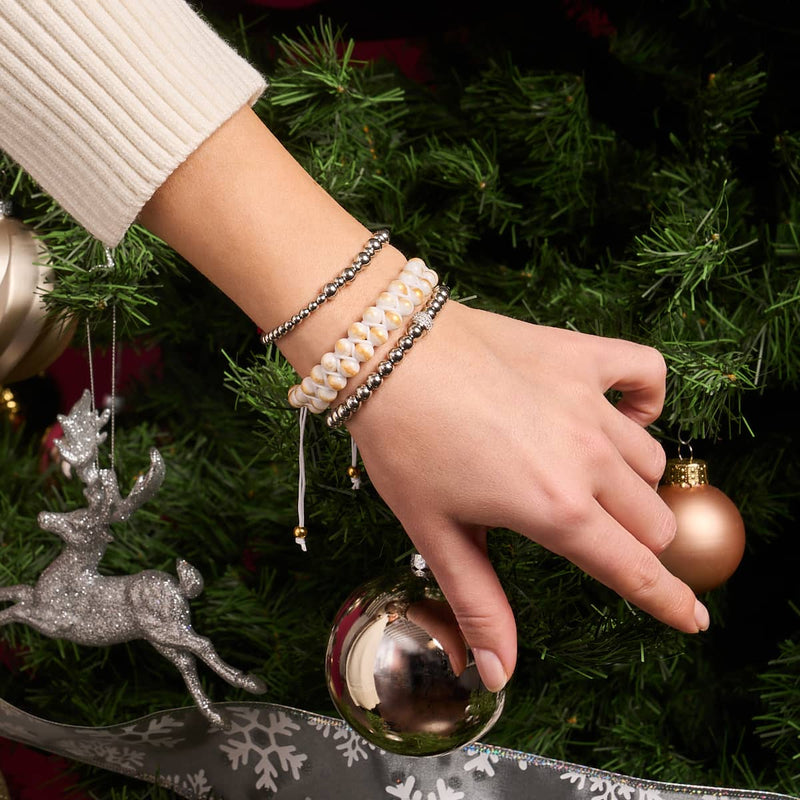 Minimalistisches Armband mit Weihnachtsmann-Charm