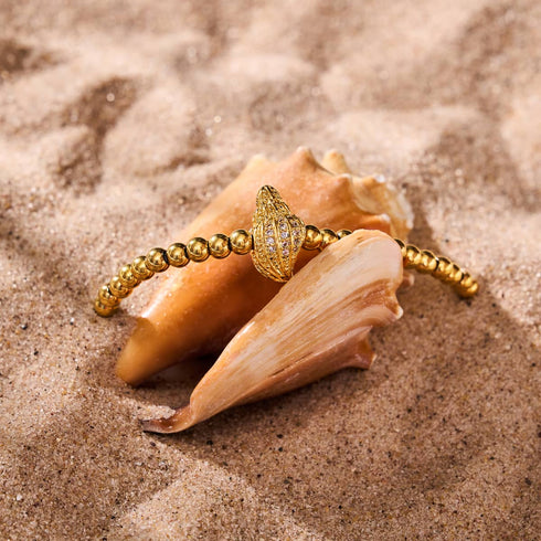 Isla | 18 Karat Gold | Makramee-Charmballa-Armband mit Kristall-Muschel
