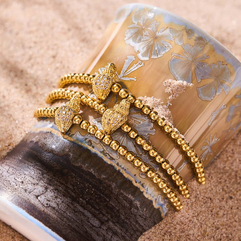Isla | 18 Karat Gold | Makramee-Charmballa-Armband mit Kristall-Muschel