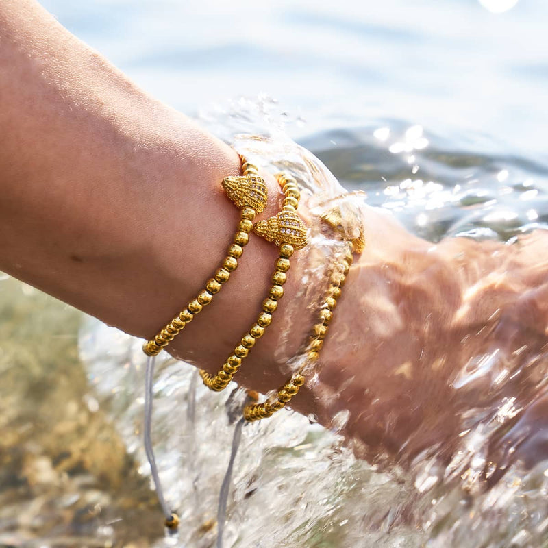 Isla | 18 Karat Gold | Makramee-Charmballa-Armband mit Kristall-Muschel