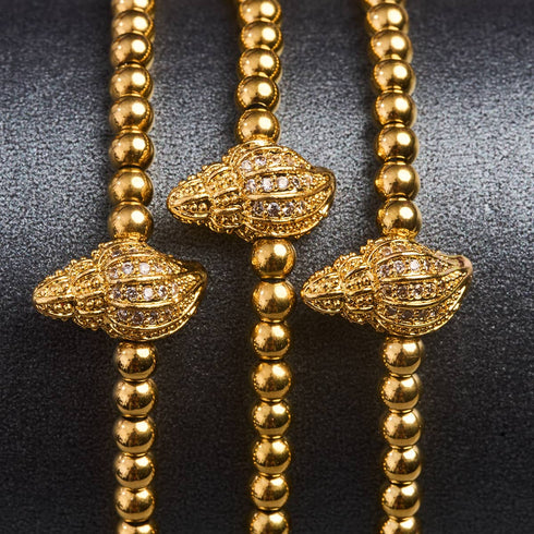 Isla | 18 Karat Gold | Makramee-Charmballa-Armband mit Kristall-Muschel 