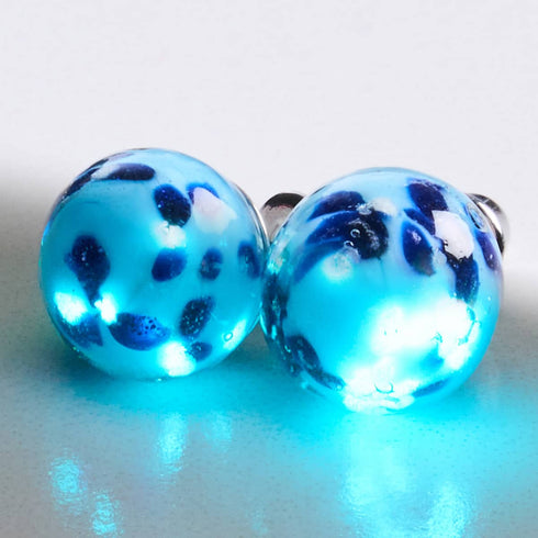 Blaue Gischt | 925er Sterlingsilber | Glühwürmchen-Ohrstecker aus Glas 
