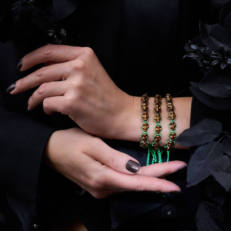 Bronzene Verzauberung | Bronzene Totenköpfe x Schwarzes GloWeave | Makramee-Armband 
