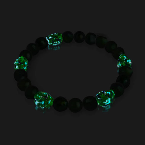 Smaragdkrone | 925er Sterlingsilber | Armband mit grünem Süßwasserperlen- und Glühwürmchen-Glas-Totenkopf 